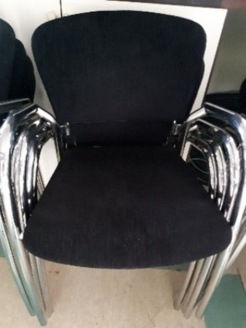 Cadeira em aço revestida em tecido - (aprox. 59)