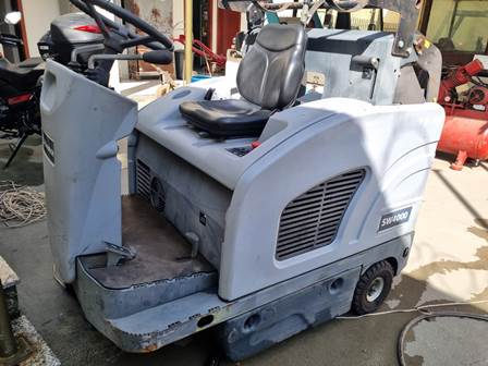 VARREDEIRA TRIPULADA NILFISK ADVANCE SWEEPER SW4000